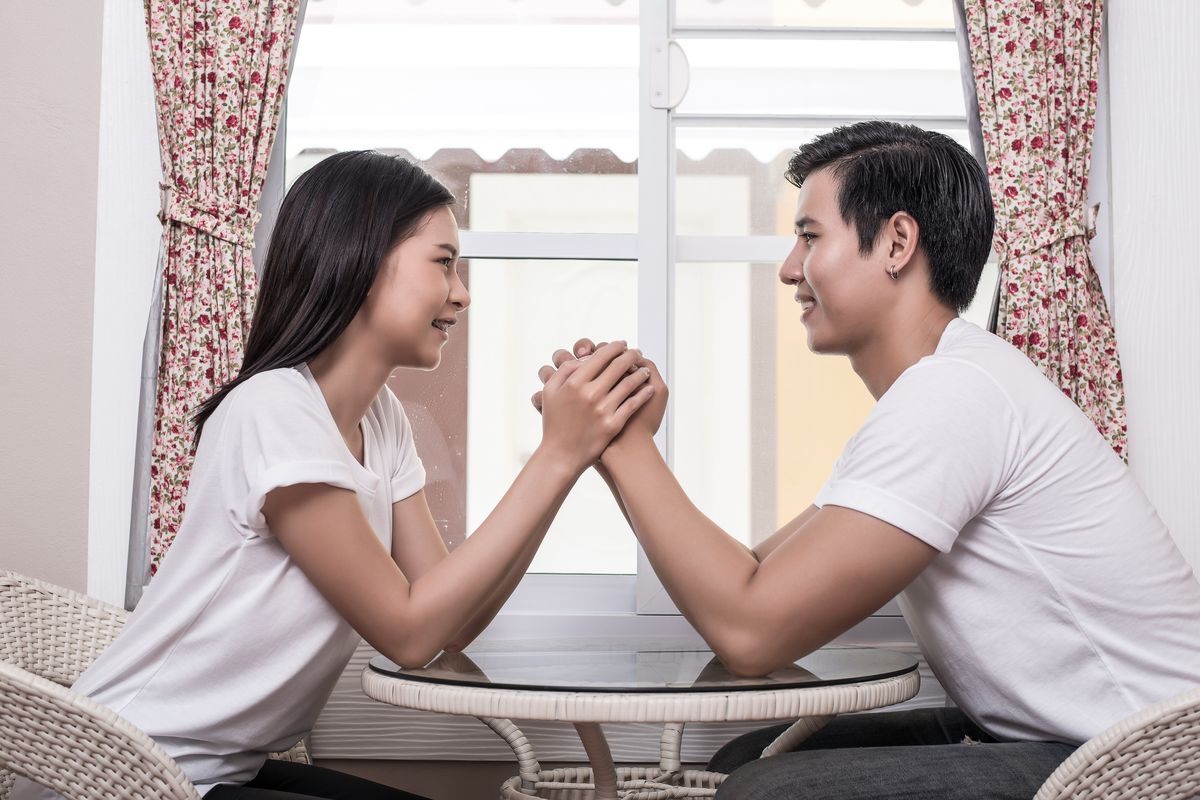 Ilustrasi pasangan saling memberikan afirmasi positif untuk kehidupan pernikahan yang lebih bahagia.