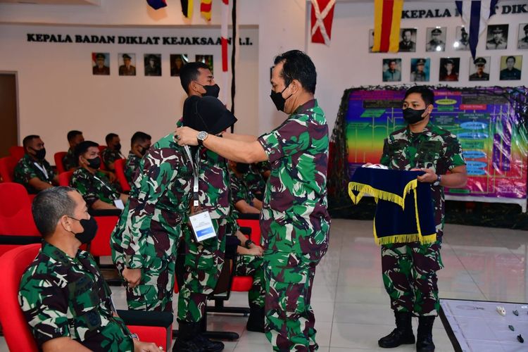 TNI Angkatan Laut (TNI AL) menyiapkan para perwiranya yang diproyeksikan sebagai instruktur hukum humaniter internasional melalui pelatihan diseminasi.