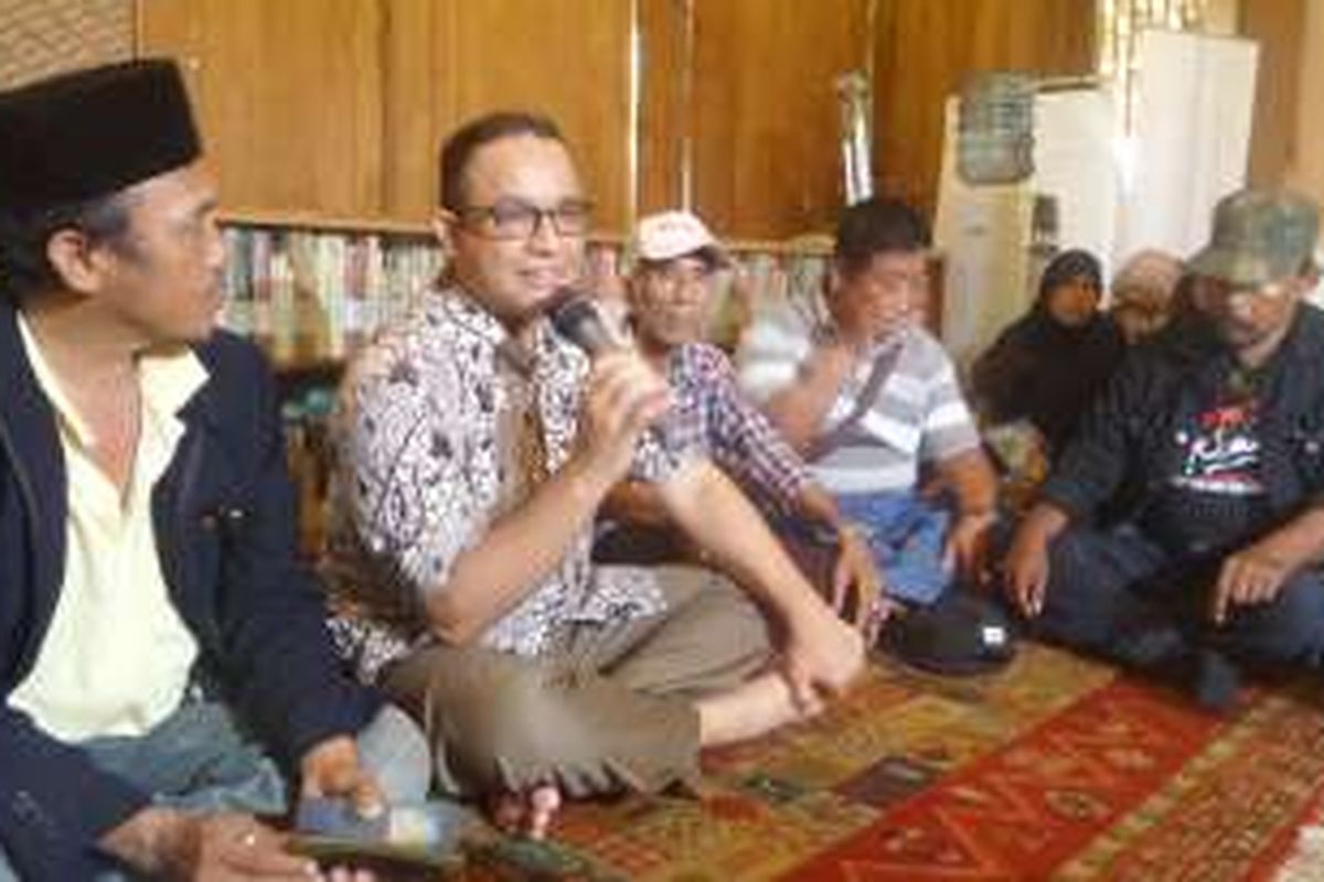 Puluhan warga dari sejumlah wilayah di Jakarta mendatangi kediaman Mantan Menteri Pendidikan dan Kebudayaan Anies Baswedan. Puluhan warga meminta agar Anies mau mencalonkan diri pada Pilkada DKI 2017, Rabu (21/9/2016)