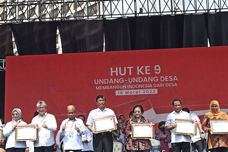 Presiden Kelima RI, Megawati Soekarnoputri hingga Menteri Koordinator bidang Maritim dan Investasi (Menko Marves) Luhut Binsar Pandjaitan mendapatkan penghargaan dari organisasi kepala desa, Minggu (19/3/2023).