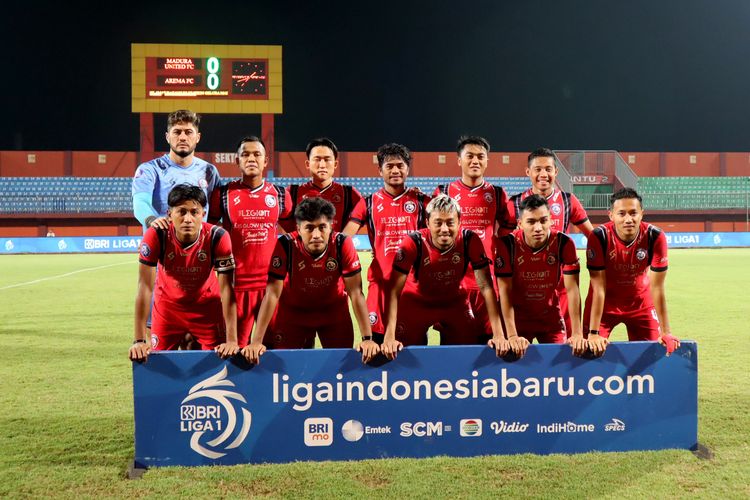 Pemain Arema FC foto bersama sebelum pertandingan pekan ke-33 Liga 1 2022-2023 melawan Madura United yang berakhir dengan skor 1-1 di Stadion Gelora Ratu Pamelingan Pamekasan, Jumat (8/4/2023) malam.