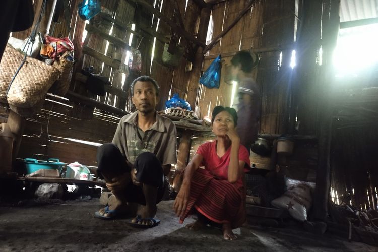 Yohanes Kake (49) bersama anak dan saudarinya tinggal di gubuk reyot di Kampung Pongkeling, Kelurahan Ronggakoe, Kecamatan Kota Komba, Kab. Manggarai Timur, NTT, Jumat, (31/3/2023). (KOMPAS.com/MARKUS MAKUR)