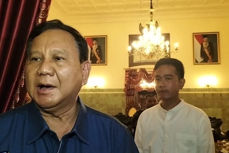 Menteri Pertahanan (Menhan) Prabowo Subianto usai makan malam bersama Wali Kota Solo Gibran Rakabuming Raka di Loji Gandrung, Kota Solo, Selasa (24/1/2023)