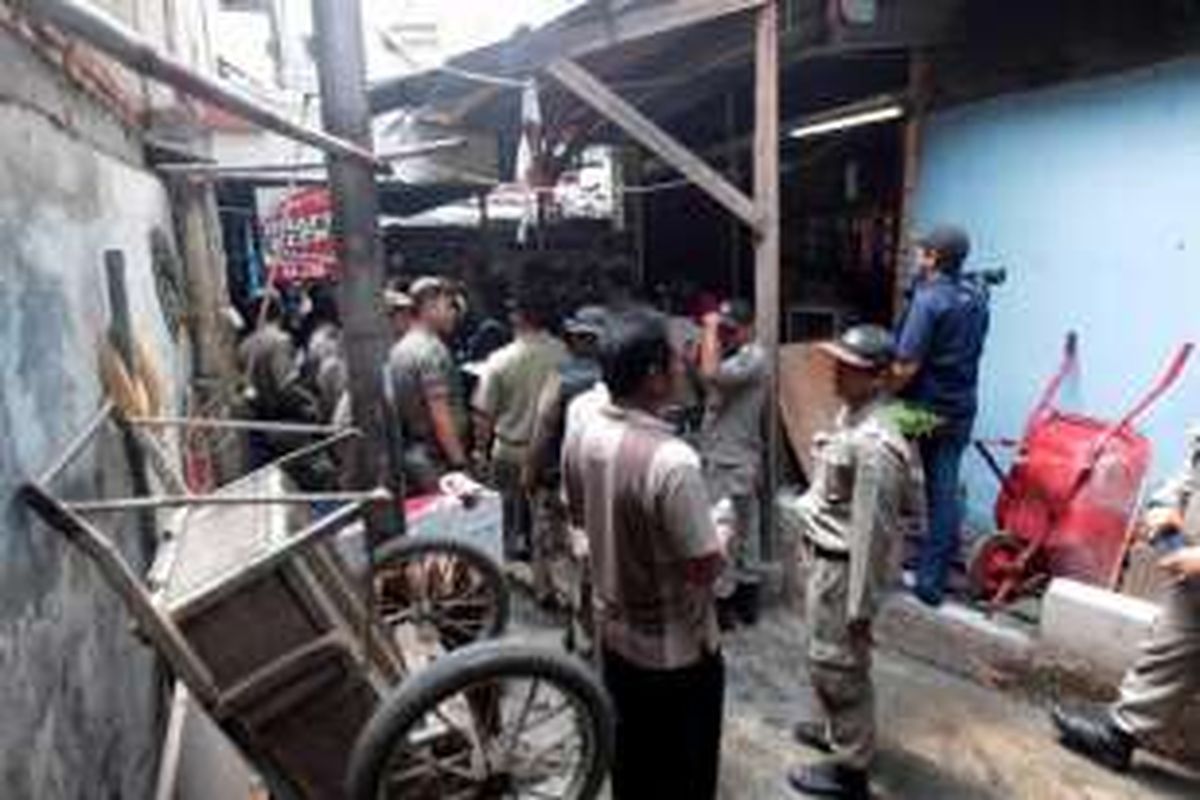 Petugas melakukan pendataan warga sekaligus membagikan surat peringatan pertama di kawasan Kalijodo, Kelurahan Penjagalan, Kecamatan Penjaringan, Jakarta Utara, Kamis (18/2/2016).