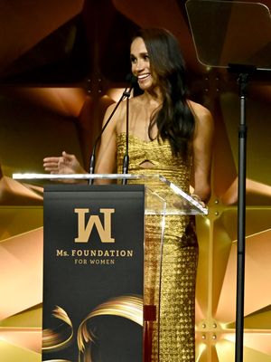 The Duchess of Sussex berbicara di panggung saat acara Ms. Foundation Women of Vision Awards: Celebrating Generations of Progress & Power di Ziegfeld Ballroom, 16 Mei 2023 di New York City, AS. May 16, 2023 in New York City. 