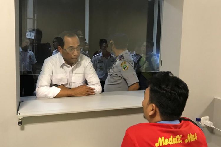 Menteri Perhubungan Budi Karya Sumadi saat meninjau Terminal Harjamukti di Cirebon, Kamis (20/12/2018).