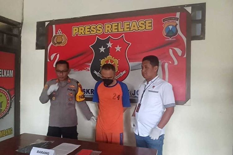 Pelaku yang membakar rumah peninggalan orang tuanya, diamankan petugas di Polsek Jombang, Kabupaten Jombang, Jawa Timur, Jumat (27/9/2024).