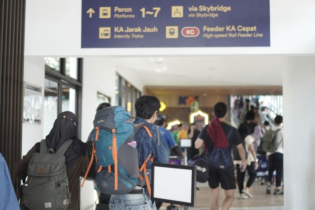 Pemudik tengah berjalan menuju kereta tujuan di Stasiun Bandung, Senin (8/5/2024).
