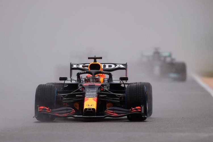 Hujan deras selama tiga jam pada gelaran F1 Belgia yang beralangsung di sirkuit Spa-Francorchamps, Minggu (29/8) ternyata membawa Max Verstappen tim Red Bull Racing kembali naik podium kemenangan. Honda - Mobil