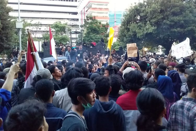 Ratusan massa aksi demo mendesak masuk ke halaman kantor DPRD Jateng, Senin (30/9/2019).