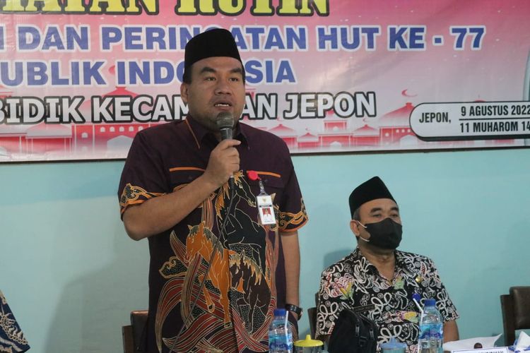 Bupati Blora Arief Rohman saat menghadiri acara Khotmil Qur'an dalam rangka Hari Ulang Tahun (HUT) ke-77 Republik Indonesia (RI) yang diadakan oleh Koordinator Wilayah (Korwil) Bidang Pendidikan (Bidik) Kecamatan Jepon, Blora, Selasa (9/8/2022).
