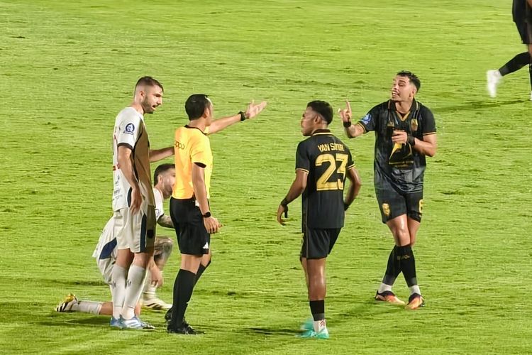 Pemain Malut United, Lucas Cardoso, melancarkan protes kepada wasit usai dianggap melakukan pelanggaran pada laga Super League kontra Persita Tangerang di Stadion Gelora Kie Raha, Sabtu (16/5/2026).