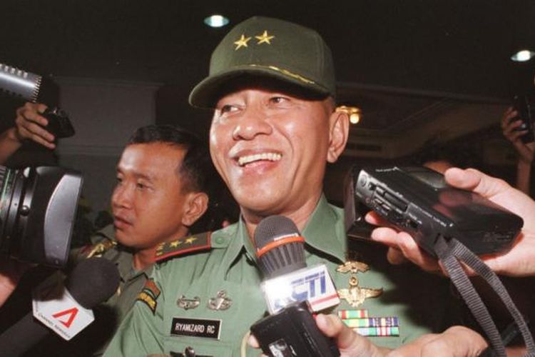 Ryamizard Ryacudu saat menjabat sebagai Kepala Staf TNI Angkatan Darat. Foto diambil pada 31 Juni 2000.