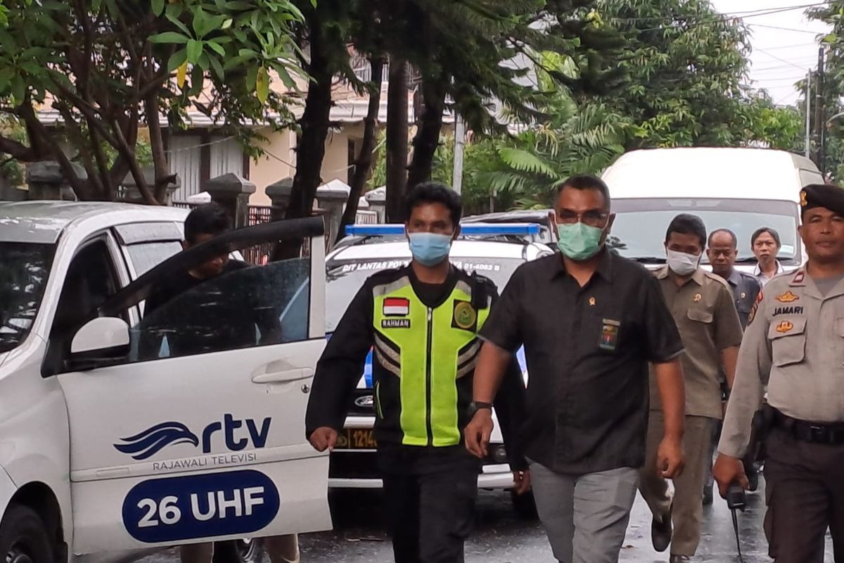 Hakim Ketua di kasus pembunuhan berencana Brigadir J, Wahyu Iman Santoso, tiba di rumah pribadi Ferdy Sambo di Jalan Saguling, Jakarta Selatan, Rabu (4/1/2023). 
