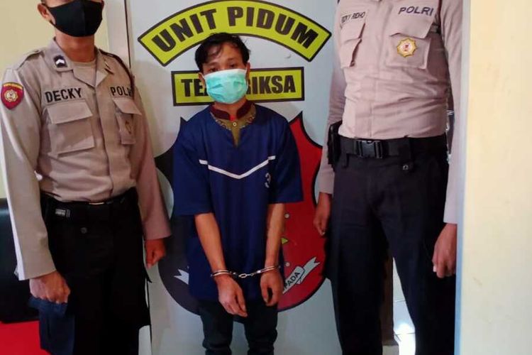 Tersangka Sahril alias Kalil (36) yang terlibat kasus pembunuhan saat berada di Polres Musirawas, Sumatera Selatan.