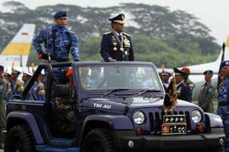 Kepala Staf AU (KSAU) Marsekal Agus Supriatna memeriksa pasukan saat upacara peringatan HUT Ke-70 TNI AU di Taxyway Echo Lanud Halim Perdanakusuma, Jakarta, Sabtu (9/4/2016).