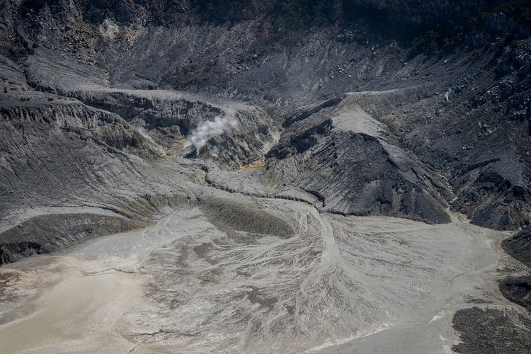 Kepulan asap keluar dari Kawah Ratu Gunung Tangkuban Parahu di Kabupaten Bandung Barat, Jawa Barat, Selasa (23/7/2019). Berdasarkan hasil rekaman seismograf pos pengamatan PVMBG Tangkuban Parahu mencatat, pada 21 Juli 2019 terpantau terjadi 425 kali gempa hembusan Gunung Tangkuban Parahu serta kegempaan tremor harmonik berjumlah dua kali dengan amplitudo 1.5-2 mm serta durasi 44-45 detik. ANTARA FOTO/Raisan Al Farisi/pd.