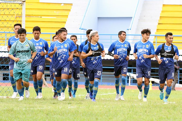 Skuat Persib Bandung melakoni sesi latihan perdana setelah libur panjang menuju awal kompetisi 2020, di Stadion Si Jalak Harupat, Kabupaten Bandung, Jumat (10/1/2020). 