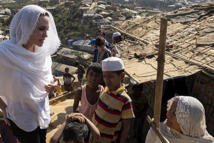 Jolie saat bertemu masyarakat pengungsi Rohingya di Bangladesh