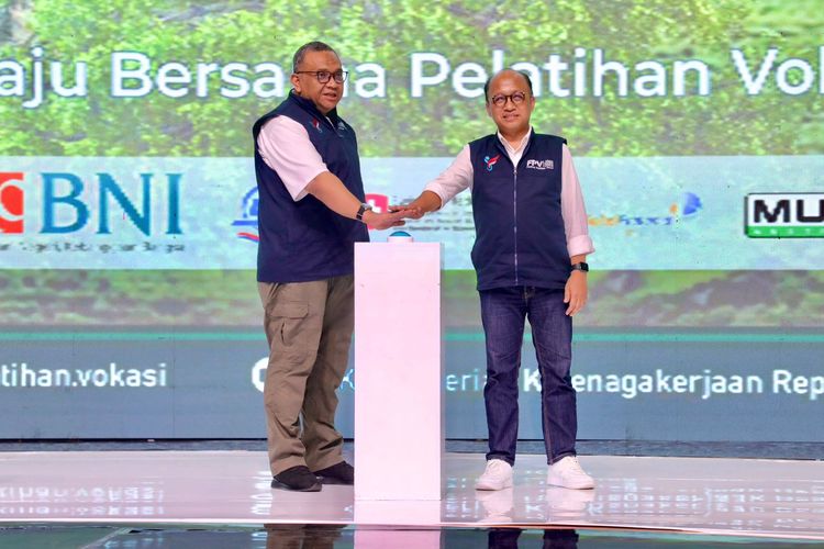 Wakil Menteri Ketenagakerjaan (Wamenaker) Afriansyah Noor bersama Sekretaris Jenderal Kementerian Ketenagakerjaan (Kemnaker) selaku Pelaksana Tugas (Plt) Direktur Jenderal Dirjen Pembinaan Pelatihan Vokasi Dan Produktivitas (Binalavotas) Anwar Sanusi resmi menutup penyelenggaraan Festival Pelatihan Vokasi dan Job Fair Nasional 2023 di JIExpo Kemayoran, Jakarta, Minggu (29/10/2023)