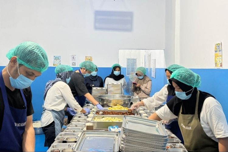 Di Balik Dapur MBG Pekanbaru, Memasak Dini Hari untuk 1.900 Porsi Sehari
