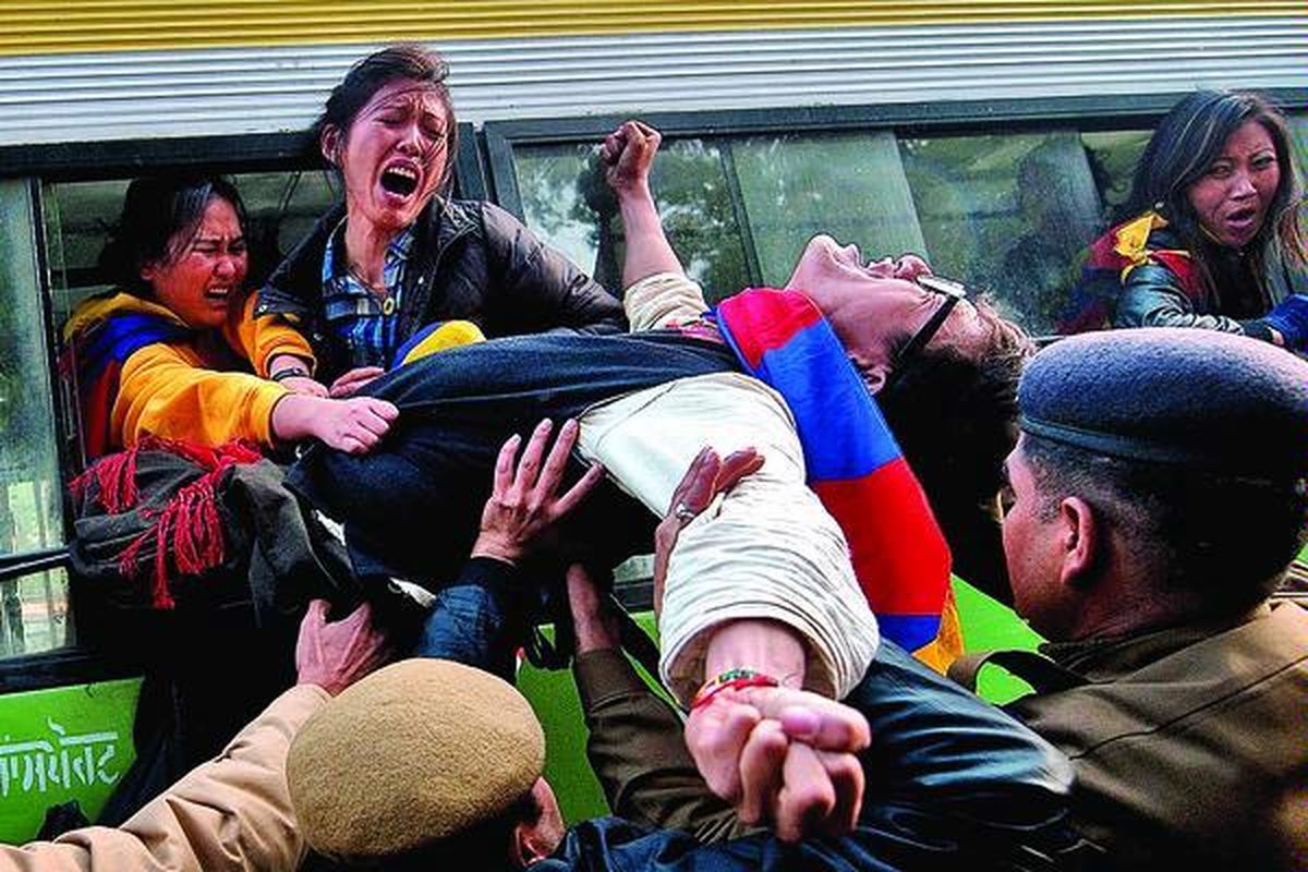 Polisi India terlibat dalam pertikaian dengan para aktivis Tibet di luar Hyderabad House, tempat berlangsungnya perundingan Indo-China, Selasa (17/1). Pejabat-pejabat India dan China mulai berunding soal isu-isu sensitif perbatasan sejak Senin, setelah perundingan tahun lalu dibatalkan lantaran pidato pemimpin spiritual Tibet, Dalai Lama. 