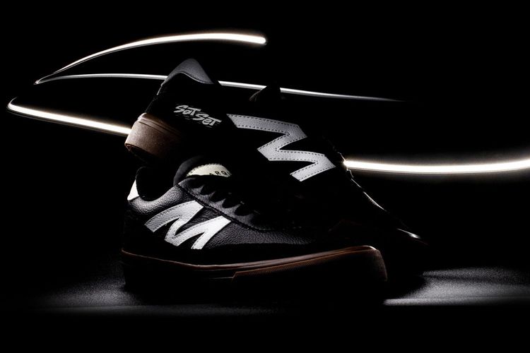 Sneakers MARQUE.CO Gustav Series Black White Gumsole dengan logo SAT SET TAS TES yang dikenakan Ganjar-Mahfud MD.
