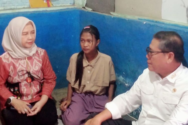 Calon siswi Sekolah Rakyat di Kota Malang, Jawa Timur yakni Rahmatil Laili Rahmadani (tengah). 