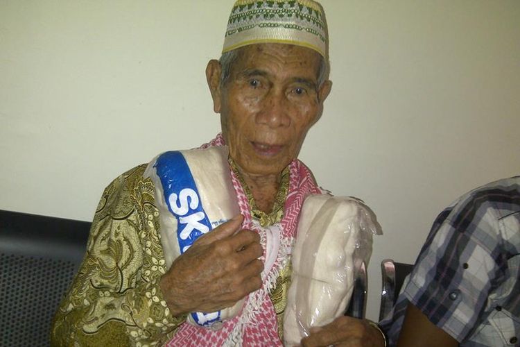 H Muhamad Bola (74), warga Desa Rangga Solo, Kecamatan Wera, Kabupaten Bima, yang digugat anak kandung dan menantunya Rp 216 juta saat ditemui di Pengadilan Negeri Raba Bima, Rabu (14/6/2017)