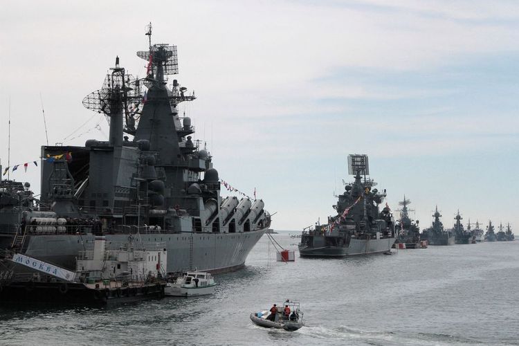 Kapal Angkatan Laut Rusia berlabuh di teluk pelabuhan Laut Hitam Sevastopol di Krimea, Kamis (8/5/2014).  
