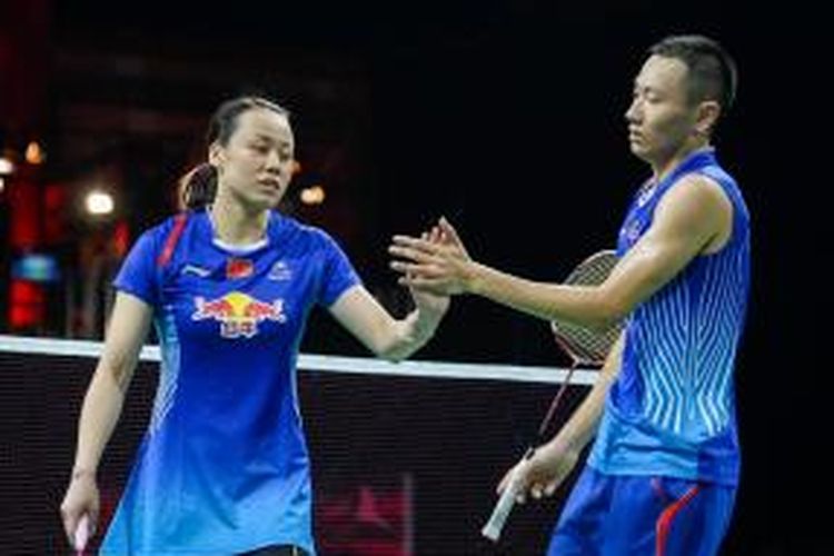 Pasangan ganda campuran Tiongkok, Zhang Nan (kanan)/Zhao Yunlei, melakukan tos setelah meraih kemenangan atas ganda Tiongkok lainnya, Liu Cheng/Bao Yixin, pada semifinal Kejuaraan Dunia 2014 di Ballerup Super Arena, Kopenhagen, Sabtu (31/8/2014).