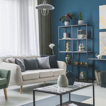 Ilustrasi ruang tamu dengan dinding warna biru.
