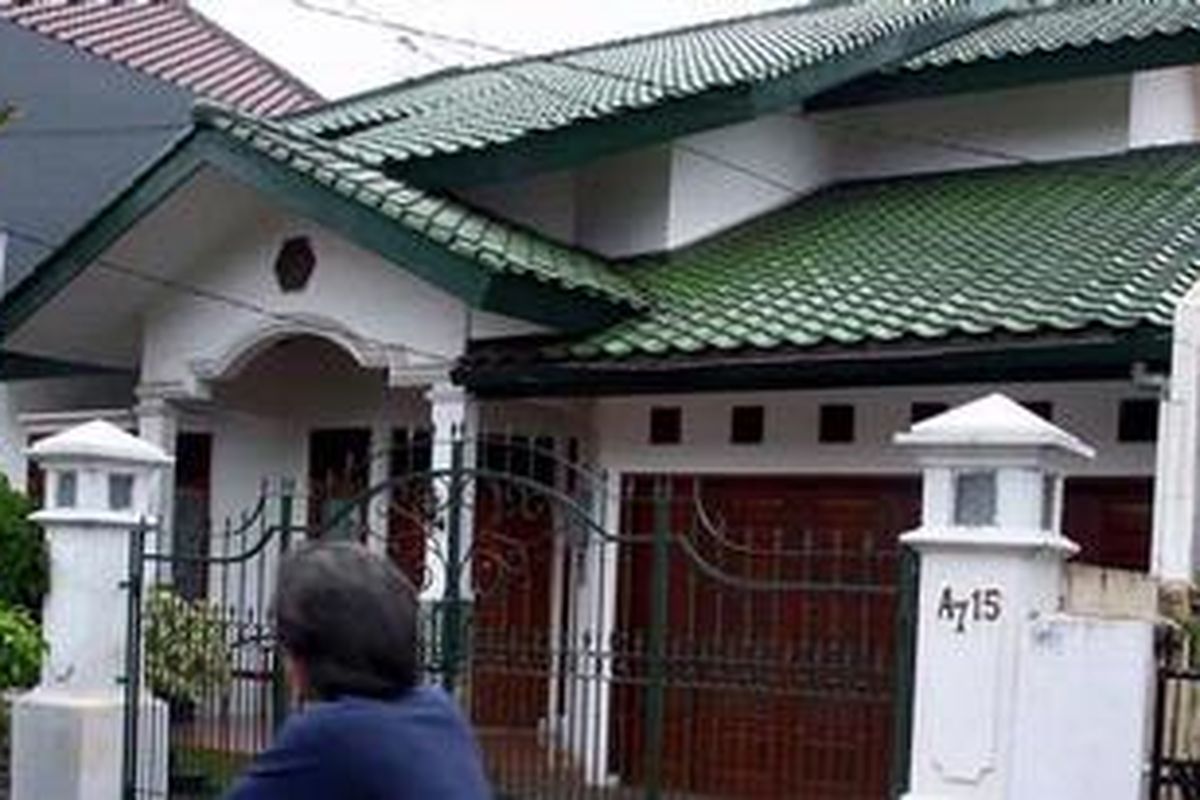 Rumah Dhana Widyatmika yang diduga melakukan tindak korupsi berada di alamat Jalan Elang Indoputra A7/15 Cipinang Melayu, Jakarta Timur, Senin (27/2/2012). Rumah yang sudah tidak ada penghuninya ini awalnya merupakan rumah warisan dari orang tua Dhana, itu menurut cerita tetangga yang tinggal sekitar rumah tersebut.