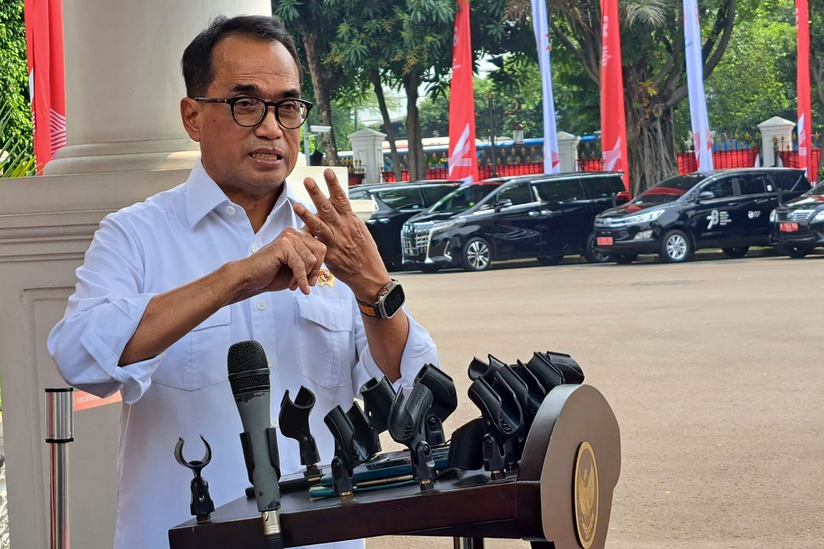 Menteri Perhubungan Budi Karya Sumadi memberikan keterangan pers di Komplems Istana Kepresidenan, Jakarta, Kamis (3/8/2023).