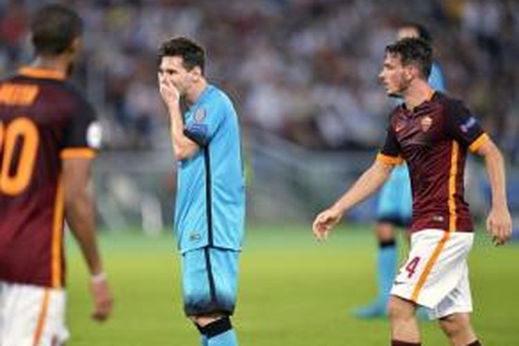 Lionel Messi (biru) gagal mencetak gol saat Barcelona tertahan di markas AS Roma, Stadion Olimpico, pada fase grup Liga Champions, Rabu waktu setempat atau Kamis (17/9/2015) dini hari WIB.