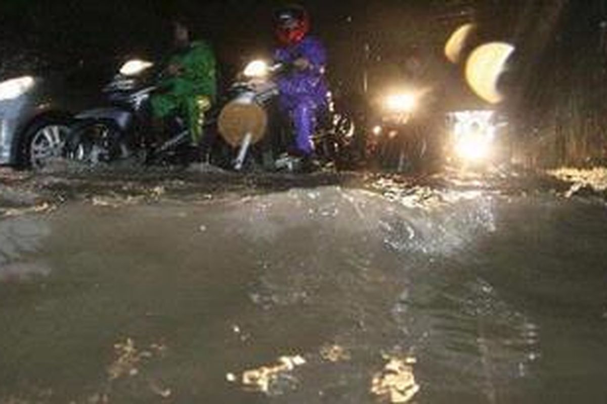 Genangan air hujan memenuhi kolong Semanggi, tepat di depan Polda Metro Jaya, Jakarta, Senin (30/4/2012). Genangan terjadi tak lama setelah hujan deras menguyur Jakarta sepanjang siang dan sore.  