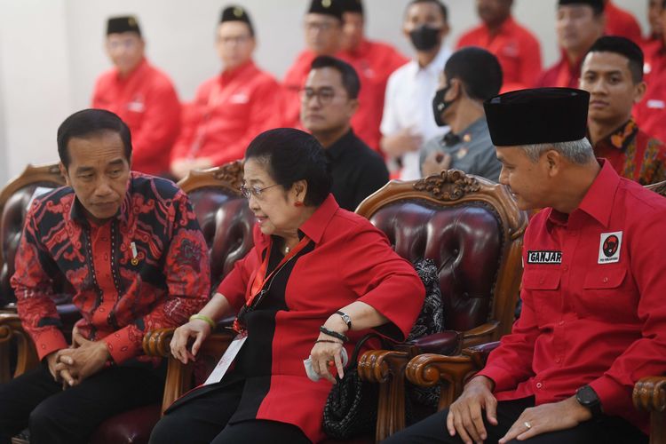 Ketua Umum PDI Perjuangan Megawati Sukarnoputri (tengah) berbincang dengan Presiden Joko Widodo (kiri) dan Bakal Capres Ganjar Pranowo (kanan) saat berlangsungnya Rakernas PDI Perjuangan di Jakarta, Selasa (6/6/2023). Rakernas PDI Perjuangan yang berlangsung 6-8 Juni 2023 itu mengangkat tema fakir miskin dan anak-anak terlantar dipelihara oleh negara.