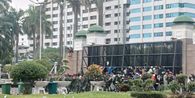 Massa Jebol Pagar DPR, Marinir Menghadang Masuk Kompleks Parlemen