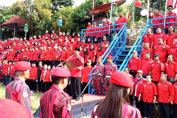 Ketua DPC PDI-P Solo FX Hadi Rudyatmo memimpin uoacara peringatan Hari Lahir Pancasila di pinggir Sungai Bengawan Solo Kelurahan Pucangsawit, Jebres, Solo, Jawa Tengah, Rabu (1/6/2022).