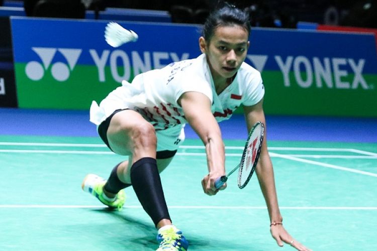 Pemain tunggal putri nasional, Dinar Dyah Ayustine, berupaya mengembalikan kok kepada lawannya, Pusarla Venkata Sindhu (India), pada laga babak kedua All England 2017 di Barclaycard Arena, Birmingham, Kamis (9/3/2017).