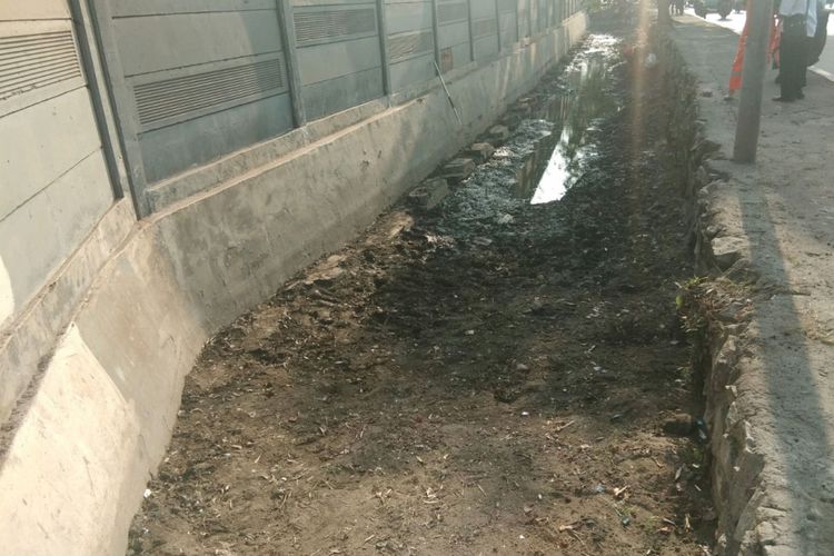 Saluran air di Jalan RE Martadinata mulai tampak bersih pada Jumat (13/7/2018).