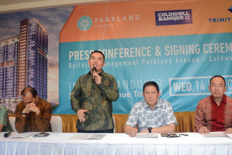 Direktur Utama PT Trimitra Propertindo Suryadi Tan sedang menjelaskan proyek superblok Parkland Avenue pada acara serah terima apartemen Tower Parkland, Rabu (14/3/2018). 