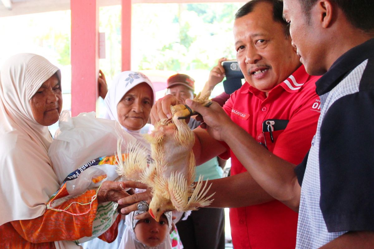 Menjelang perayaan Hari Raya Idul Fitri 1438 Hijriah, PT Pelindo 1 (Persero) membagikan 2.650 ekor ayam siap potong kepada masyarakat, Jumat (23/6/2017) 