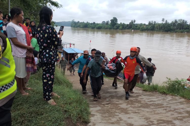 Evakuasi korban tenggelam di Sungai Batanghari, Kabupaten Tebo, oleh Tim Penyelamat gabungan. Dokumentasi Basarnas Jambi. 