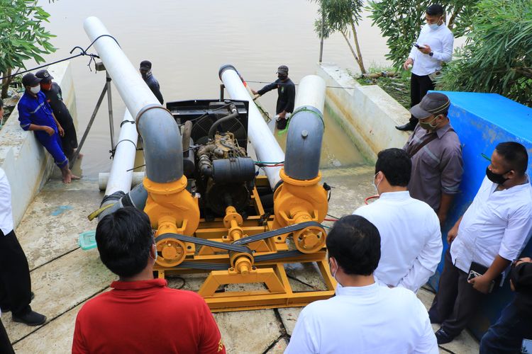 Pemkot Tangerang lakukan uji coba pompa portabel berukuran besar antisipasi bencana banjir di musim penghujan, Jumat (9/10/2020)