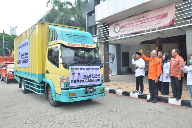 Pelepasan paket bantuan yang disalurkan bagi korban terdampak gempa di Cianjur, Jumat (16/12/2022).