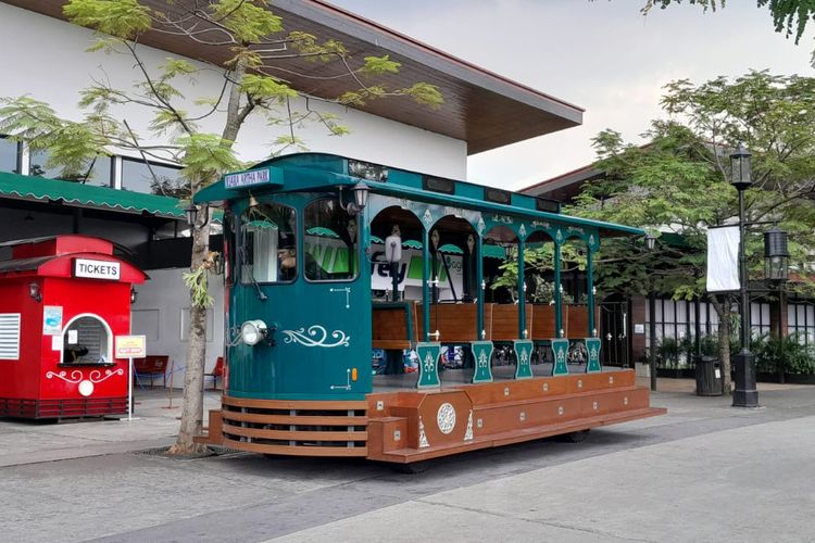 Bus Trem yang merupakan fasilitas bus di Kiara Artha Park