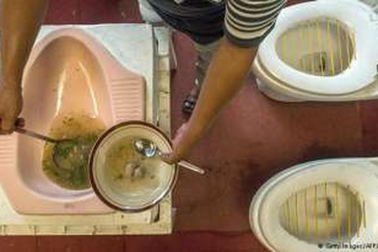 Mirip dengan Crazy Toilet Cafe di Rusia. Sesuai namanya, cafe ini menyajikan hidangan di dalam toilet jongkok berwarna-warni.