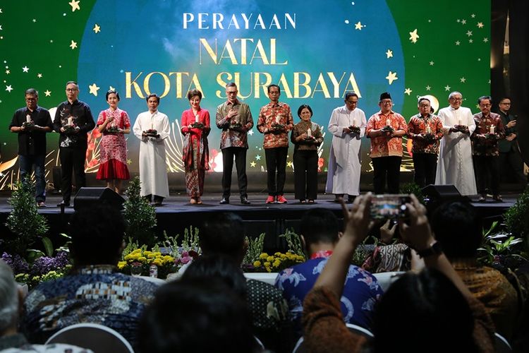 Jemaat Kristiani yang merayakan Natal di Taman Surya. 