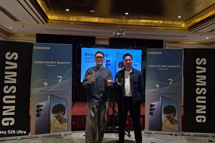 Travel content creator Andi Garcia (kanan) dan MX Product Marketing Senior Manager Samsung Electronics Indonesia Ilham Indrawan (kiri) dalam workshop Galaxy S26 Series #YouandAICan di Hanoi, Vietnam.